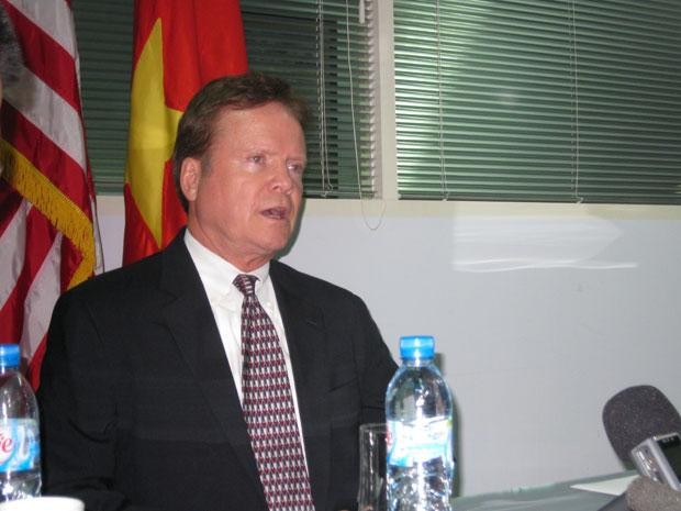 Thượng nghị sĩ Mỹ Jim Webb trong buổi gặp báo chí tại Hà Nội (Ảnh VOV)